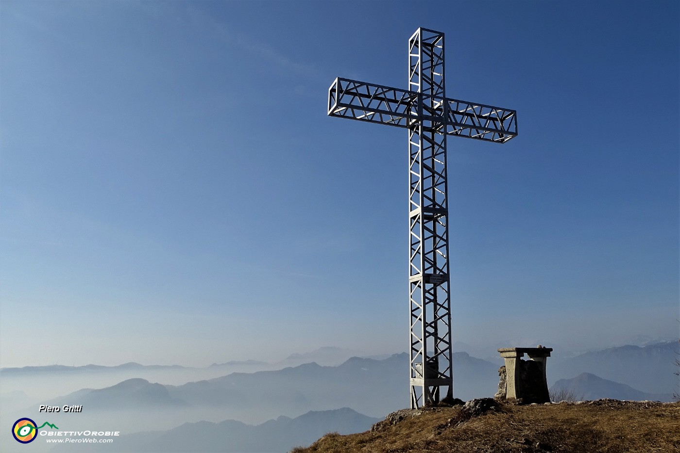60 Alla croce di vetta del Monte Suchello (1541 m).JPG